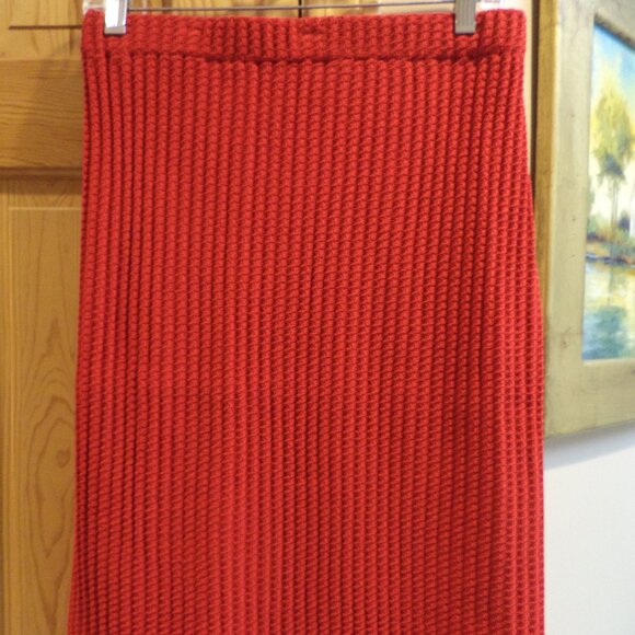 St. John Knit Pencil RED Skirt ~ Size: 6 Excellent Condition and Appearance - Picture 1 of 9